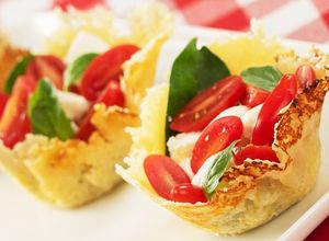 Una foto de Canastas de Parmesano caprese