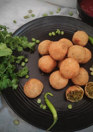 લીલવા ની કચોરી(Lilva ni kachori recipe in Gujarati) રેસીપી મુખ્ય ફોટો