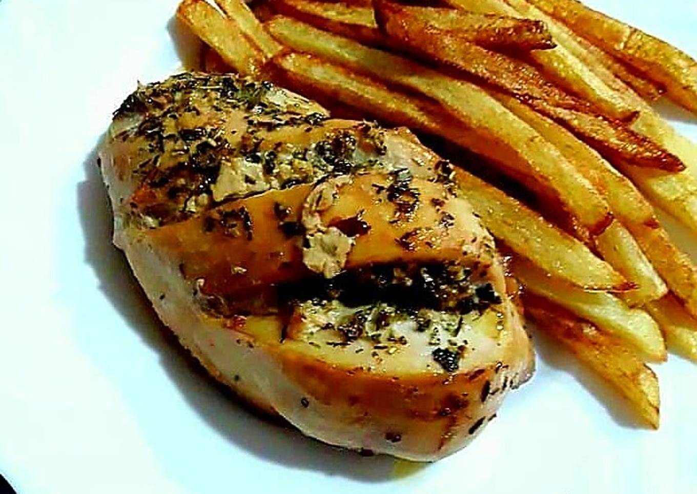 Pechuga de pollo con mantequilla al horno y hierbas aromáticas