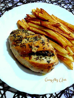 Una foto de Pechuga de pollo con mantequilla al horno y hierbas aromáticas