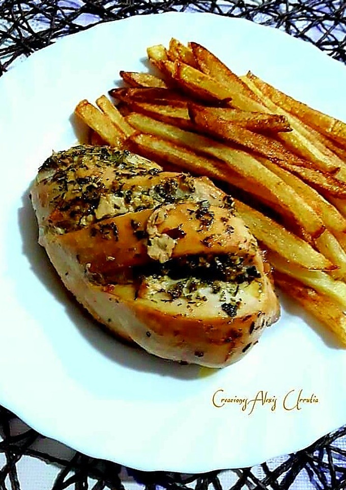 Una foto de Pechuga de pollo con mantequilla al horno y hierbas aromáticas