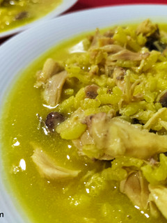 Una foto de Arroz con mollejas, pollo y caldo casero