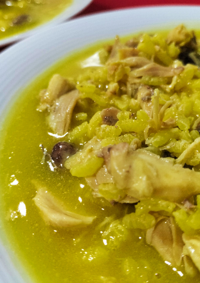 Una foto de Arroz con mollejas, pollo y caldo casero