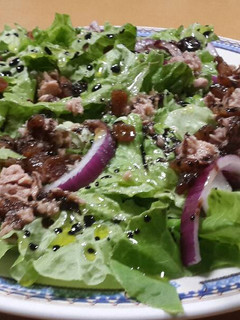 Una foto de Ensalada de atún y pasas
