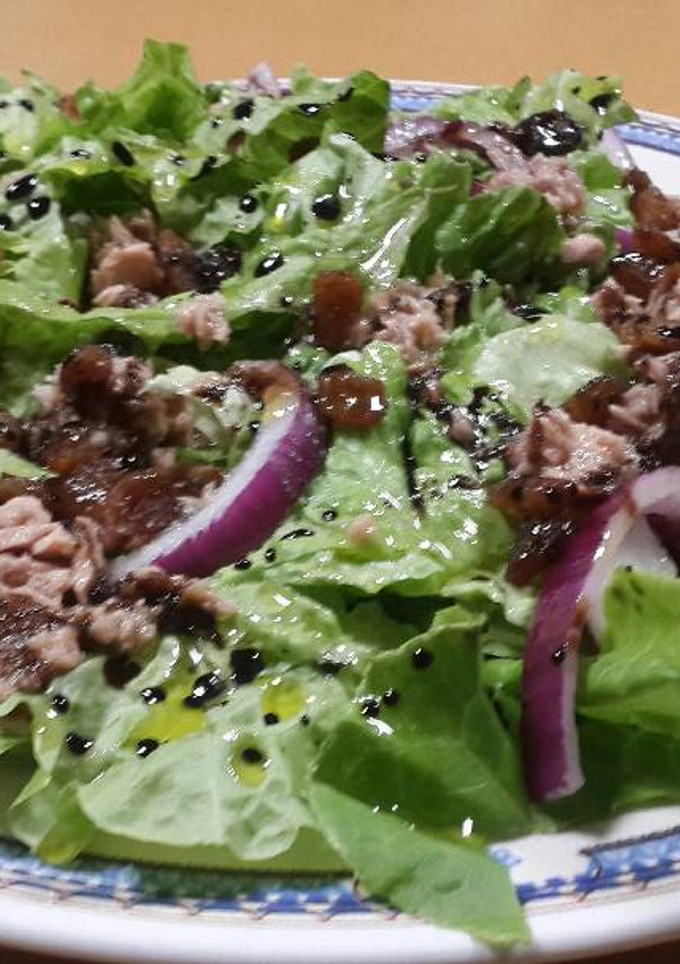 Una foto de Ensalada de atún y pasas