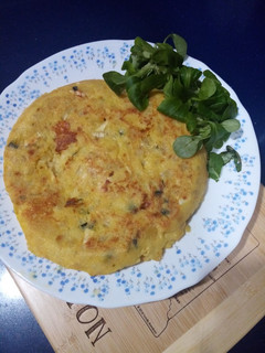 Una foto de Tortilla de patatas, calabacín y rulo de cabra