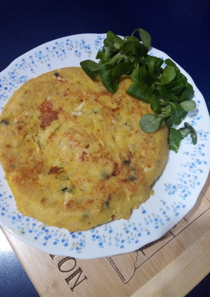 Una foto de Tortilla de patatas, calabacín y rulo de cabra