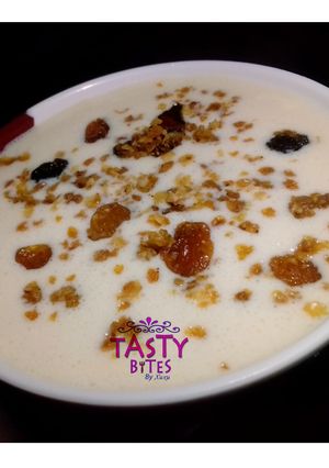 A picture of Yogurt with granola.