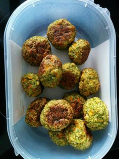 Una foto de Albóndigas de brócoli, zanahoria y queso