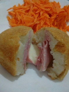 Una foto de Bombas de papa rellenas de jamón y queso