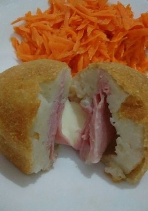 Una foto de Bombas de papa rellenas de jamón y queso