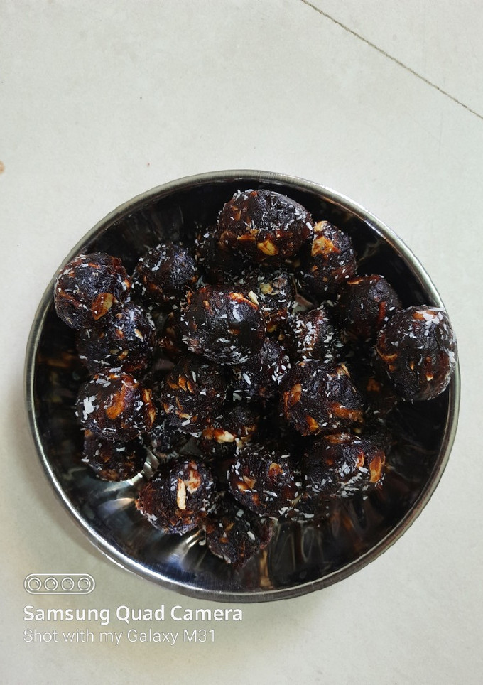 A picture of Dates ladoo.