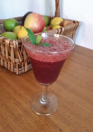 Una foto de Smoothie de arándanos y frutilla 🇺🇾