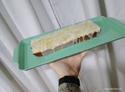 Una foto de budín de limón con aceite