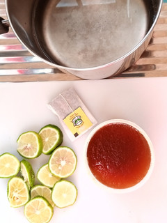 A picture of Lemon and mint tea.