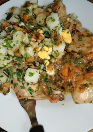 Una foto de Pollo Caprese con ensalada