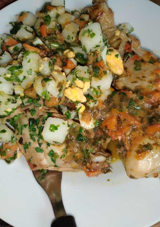 Una foto de Pollo Caprese con ensalada