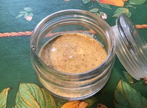Une photo de Sauce salade à la moutarde à l'ancienne, herbes, melfor et huile de noix