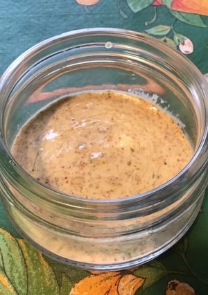 Une photo de Sauce salade à la moutarde à l'ancienne, herbes, melfor et huile de noix