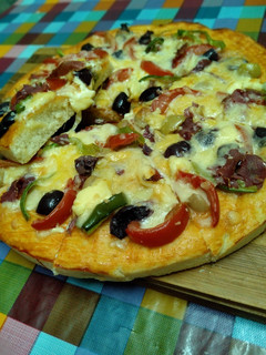 صورة لوصفة بيتزا بالبسطرمة وميكس الجبن 😋💓🍕