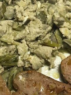 Una foto de Revuelto de habitas y ajos tiernos, con pan de nueces