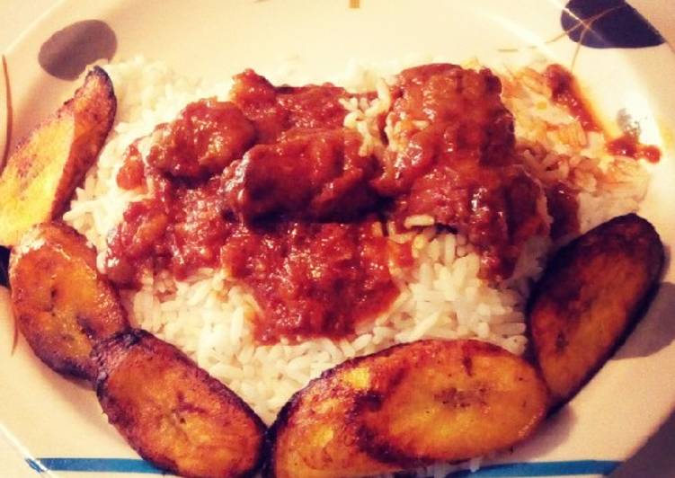 Fried plantain with white rice and stew
