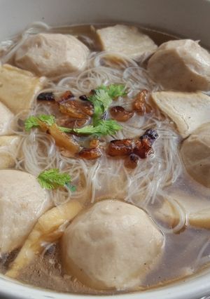 รูปของ ก๋วยเตี๋ยวเส้นหมี่ลูกชิ้นเจ