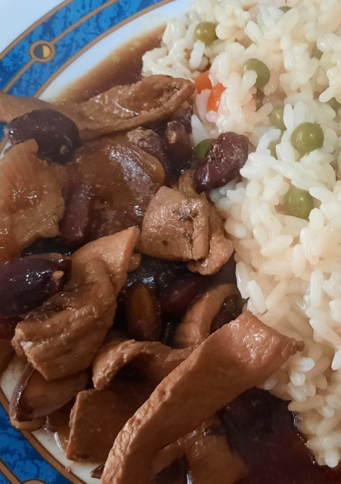 Una foto de Pollo con almendras