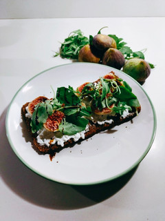 Foto principal de Tostada de higos, queso fresco y miel de caña 🍯