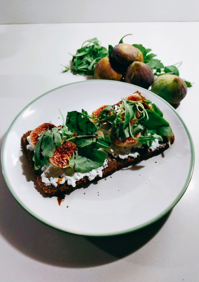 Una foto de Tostada de higos, queso fresco y miel de caña 🍯
