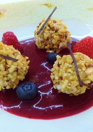 Foto di Rocher di ricotta e cioccolato su crema di frutti di bosco