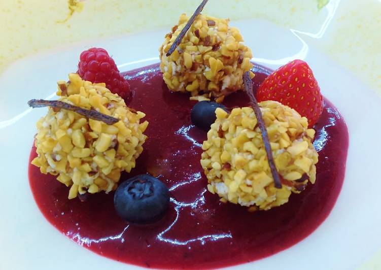 Rocher di ricotta e cioccolato su crema di frutti di bosco