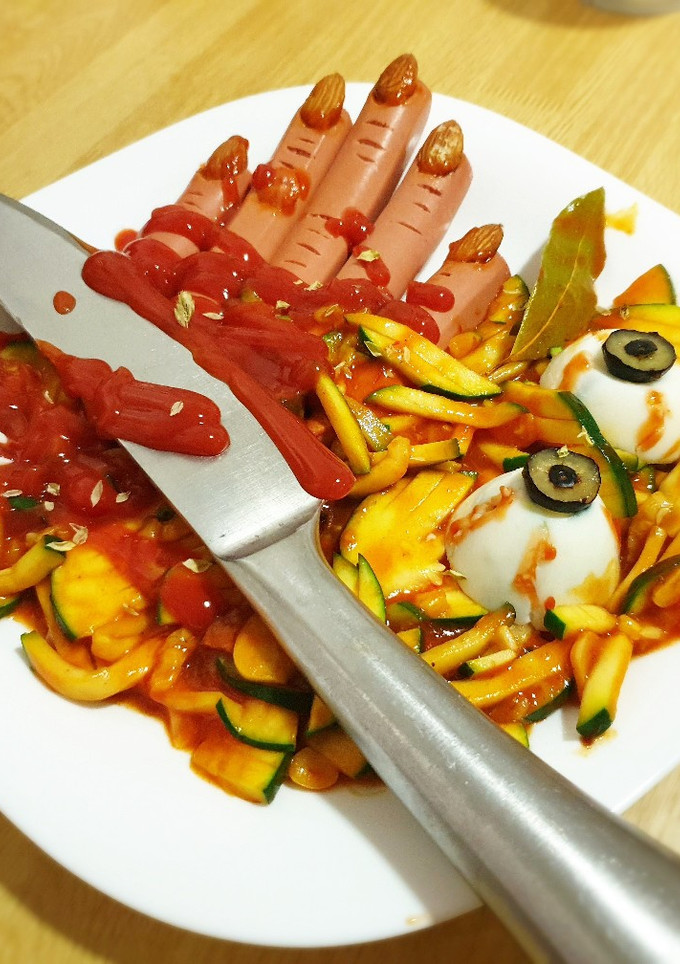 Una foto de Calabacín con salchichas de pollo y huevo
