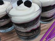Una foto de vasitos de chocolate