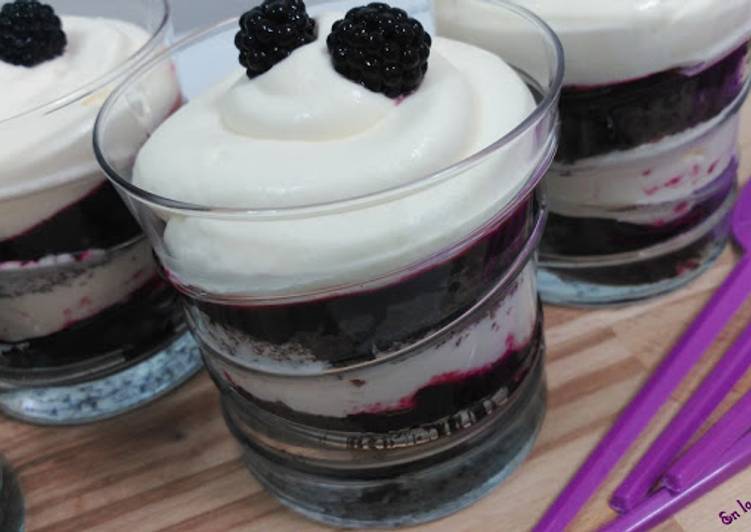 Tarta de chocolate y cerveza negra en vasitos