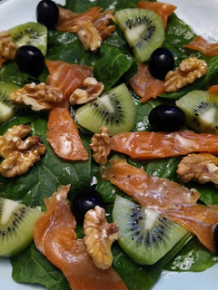 Una foto de Ensalada con kiwi y trucha ahumada