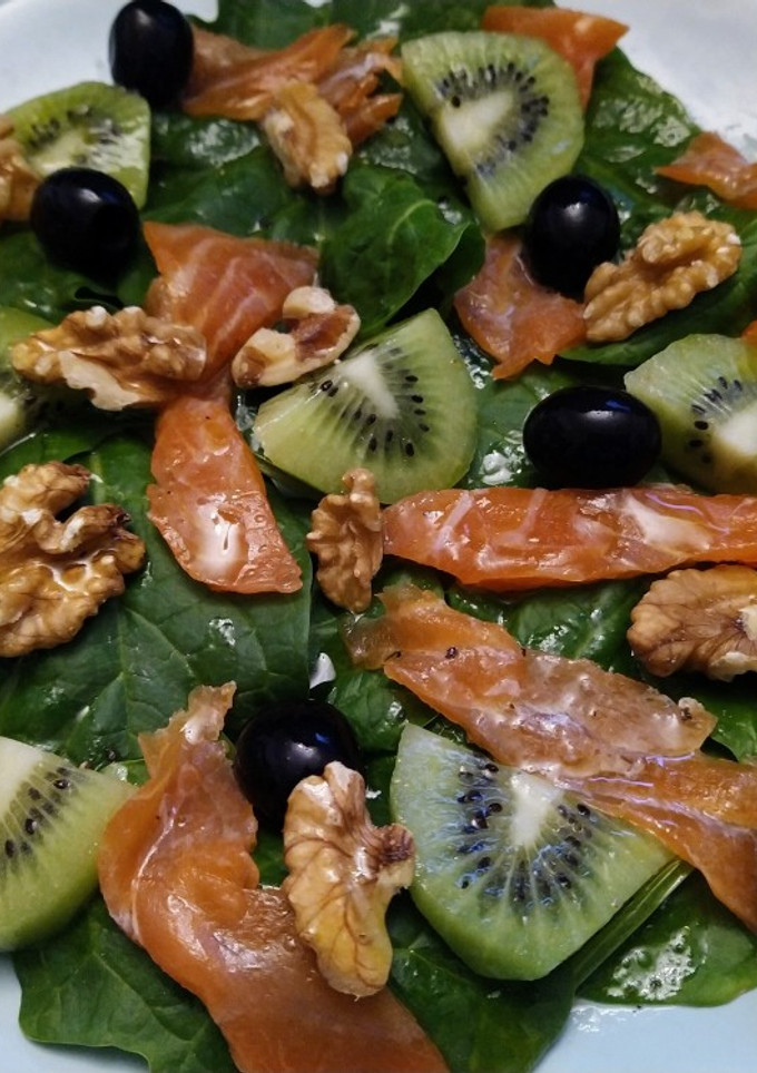 Una foto de Ensalada con kiwi y trucha ahumada