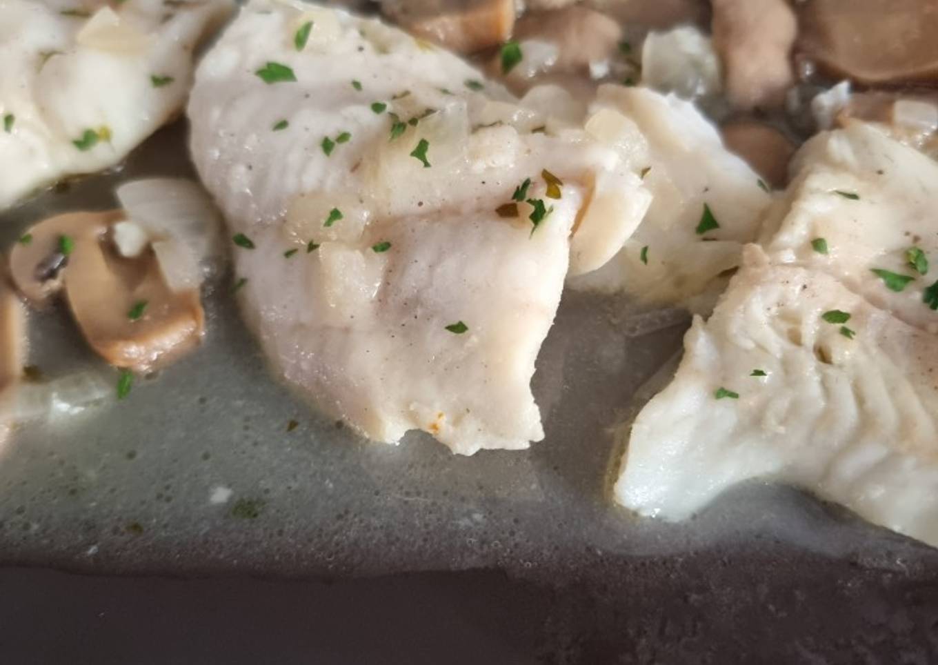 Lomos de merluza en salsa verde con champiñones