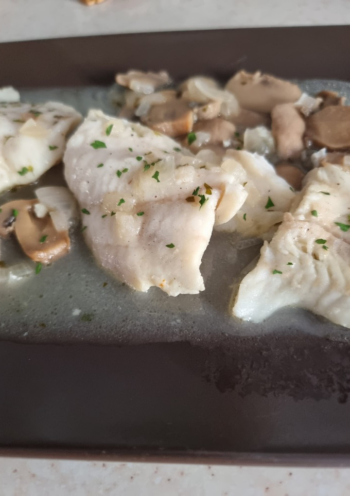 Una foto de Lomos de merluza en salsa verde con champiñones