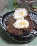 Costilla de aguja con hueso y huevos fritos