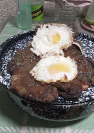 Una foto de Costilla de aguja con hueso y huevos fritos