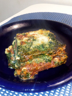 Una foto de Lasaña de espinaca y salsa boloñesa