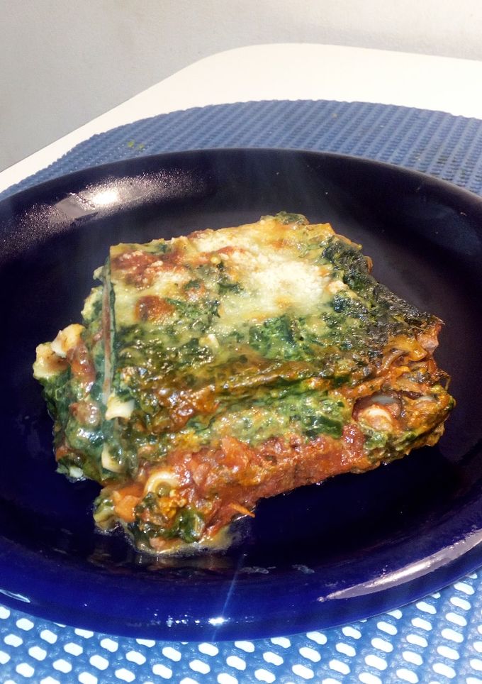 Una foto de Lasaña de espinaca y salsa boloñesa
