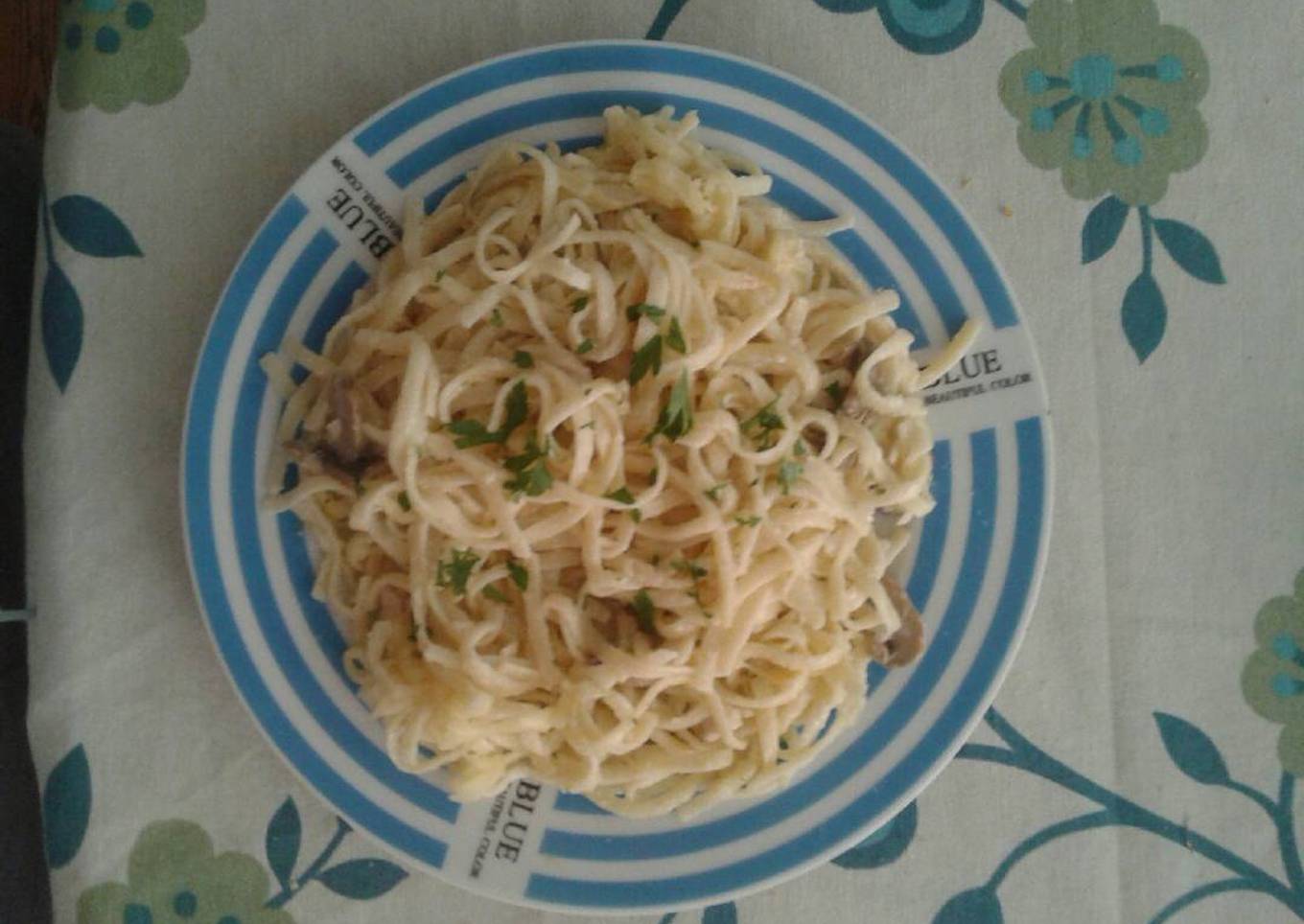 Tallarines con pollo y champiñones