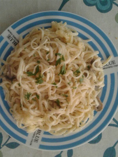 Una foto de Tallarines con pollo y champiñones