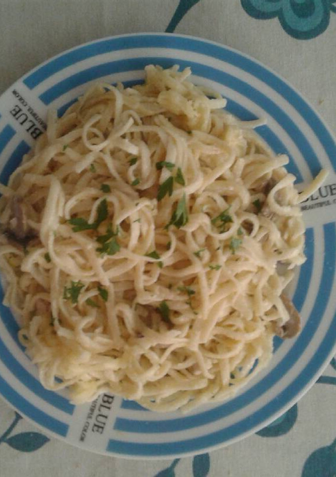 Una foto de Tallarines con pollo y champiñones