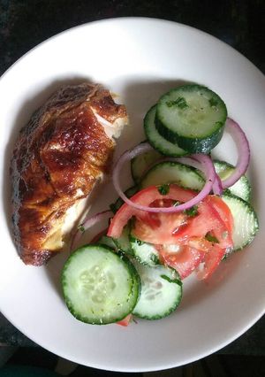 Una foto de Pollo horneado con ensalada de pepino