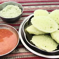 A picture of Suji mutter idli with gunpowder or chutney.