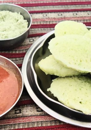A picture of Suji mutter idli with gunpowder or chutney.