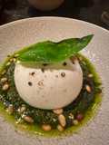 Burrata com pesto e amêndoas